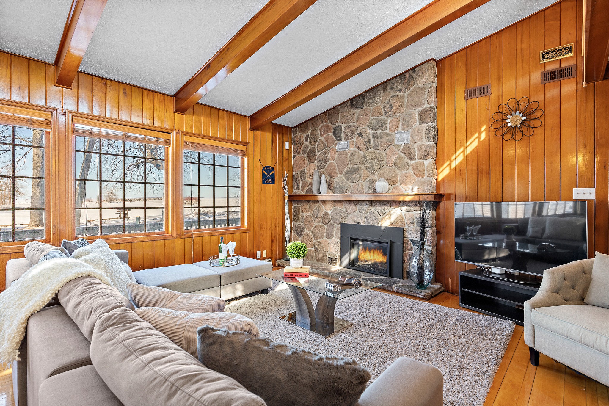 Cozy Lakefront Cottage